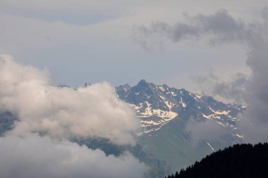 Karadeniz / Türkiye 'de Badara Platosu Rize Camlihemsin. Bulutların ve doğanın manzarası, yeşil ağaç ormanı. Mavi gökyüzü ve bulutlar. Kış manzarası. Karlı dağlar.
