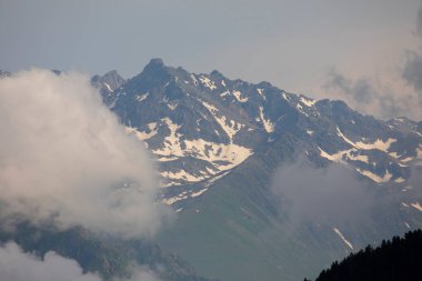 Karadeniz / Türkiye 'de Badara Platosu Rize Camlihemsin. Bulutların ve doğanın manzarası, yeşil ağaç ormanı. Mavi gökyüzü ve bulutlar. Kış manzarası. Karlı dağlar.