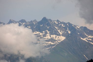 Karadeniz / Türkiye 'de Badara Platosu Rize Camlihemsin. Bulutların ve doğanın manzarası, yeşil ağaç ormanı. Mavi gökyüzü ve bulutlar. Kış manzarası. Karlı dağlar.