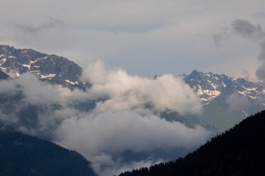 Karadeniz / Türkiye 'de Badara Platosu Rize Camlihemsin. Bulutların ve doğanın manzarası, yeşil ağaç ormanı. Mavi gökyüzü ve bulutlar. Kış manzarası. Karlı dağlar.