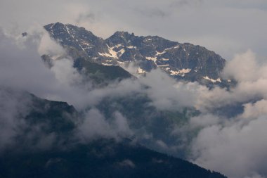 Karadeniz / Türkiye 'de Badara Platosu Rize Camlihemsin. Bulutların ve doğanın manzarası, yeşil ağaç ormanı. Mavi gökyüzü ve bulutlar. Kış manzarası. Karlı dağlar.