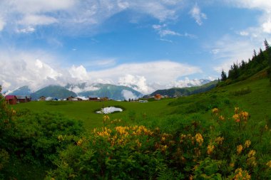 Karadeniz / Türkiye 'de Badara Platosu Rize Camlihemsin. Bulutların ve doğanın manzarası, yeşil ağaç ormanı. Mavi gökyüzü ve bulutlar. Kış manzarası. Karlı dağlar.