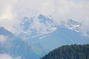 Karadeniz / Türkiye 'de Badara Platosu Rize Camlihemsin. Bulutların ve doğanın manzarası, yeşil ağaç ormanı. Mavi gökyüzü ve bulutlar. Kış manzarası. Karlı dağlar.