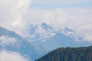 Karadeniz / Türkiye 'de Badara Platosu Rize Camlihemsin. Bulutların ve doğanın manzarası, yeşil ağaç ormanı. Mavi gökyüzü ve bulutlar. Kış manzarası. Karlı dağlar.