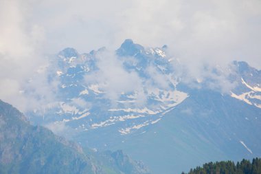 Karadeniz / Türkiye 'de Badara Platosu Rize Camlihemsin. Bulutların ve doğanın manzarası, yeşil ağaç ormanı. Mavi gökyüzü ve bulutlar. Kış manzarası. Karlı dağlar.