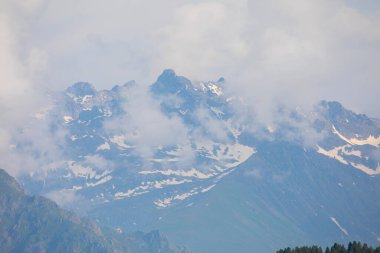Karadeniz / Türkiye 'de Badara Platosu Rize Camlihemsin. Bulutların ve doğanın manzarası, yeşil ağaç ormanı. Mavi gökyüzü ve bulutlar. Kış manzarası. Karlı dağlar.