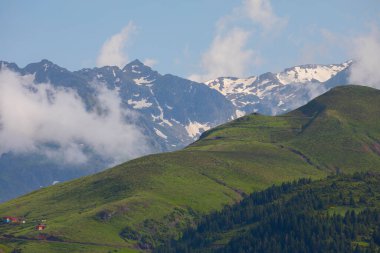 Karadeniz / Türkiye 'de Badara Platosu Rize Camlihemsin. Bulutların ve doğanın manzarası, yeşil ağaç ormanı. Mavi gökyüzü ve bulutlar. Kış manzarası. Karlı dağlar.