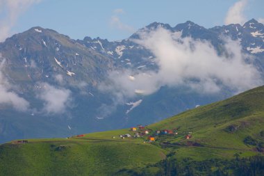 Karadeniz / Türkiye 'de Badara Platosu Rize Camlihemsin. Bulutların ve doğanın manzarası, yeşil ağaç ormanı. Mavi gökyüzü ve bulutlar. Kış manzarası. Karlı dağlar.
