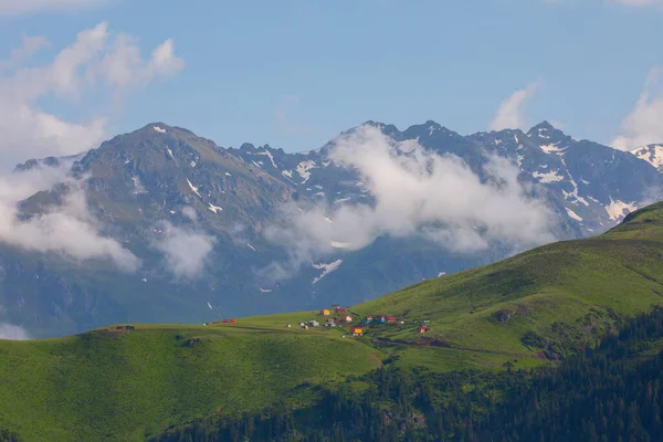 バダラ高原黒海 トルコのカリヘムシンを形成します 雲や自然 緑の木の森の風景 青空と雲 冬の風景 雪の山 — ストック写真