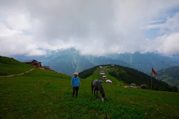 Domki Wzgórzu Pokut Tableland Region Leśny Turcji Niebieskim Niebem Chmurami — Zdjęcie stockowe