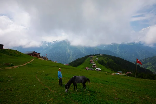 Türkiye Nin Pokut Masa Diyarı Bölgesindeki Tepedeki Kır Evleri Mavi — Stok fotoğraf