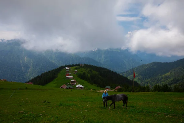 Domki Wzgórzu Pokut Tableland Region Leśny Turcji Niebieskim Niebem Chmurami — Zdjęcie stockowe