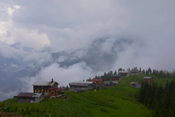 高地の伝統的な木造住宅 風景写真は トルコのポカット カラデニズ地方で撮影されました ポカットはリゼで最も標高の高い夏のリゾートの一つです — ストック写真