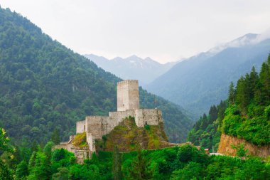 Zilkale, orman ve bulutlu dağların manzarası. Türkiye 'nin Camlihemsin, Rize, Karadeniz bölgesinde yer alan kale
