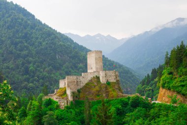 Zilkale, orman ve bulutlu dağların manzarası. Türkiye 'nin Camlihemsin, Rize, Karadeniz bölgesinde yer alan kale