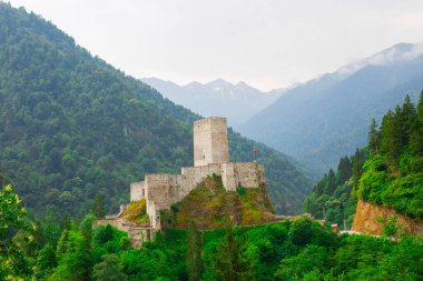 Zilkale, orman ve bulutlu dağların manzarası. Türkiye 'nin Camlihemsin, Rize, Karadeniz bölgesinde yer alan kale