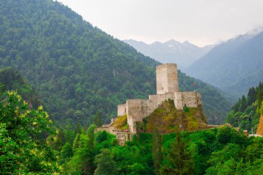 Zilkale, orman ve bulutlu dağların manzarası. Türkiye 'nin Camlihemsin, Rize, Karadeniz bölgesinde yer alan kale