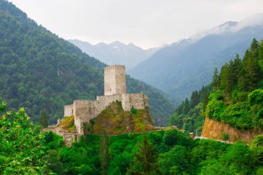Zilkale, orman ve bulutlu dağların manzarası. Türkiye 'nin Camlihemsin, Rize, Karadeniz bölgesinde yer alan kale