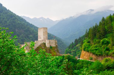Zilkale, orman ve bulutlu dağların manzarası. Türkiye 'nin Camlihemsin, Rize, Karadeniz bölgesinde yer alan kale