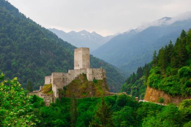 Zilkale, orman ve bulutlu dağların manzarası. Türkiye 'nin Camlihemsin, Rize, Karadeniz bölgesinde yer alan kale