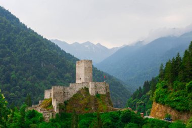 Zilkale, orman ve bulutlu dağların manzarası. Türkiye 'nin Camlihemsin, Rize, Karadeniz bölgesinde yer alan kale
