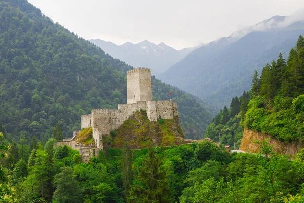 Zilkale, orman ve bulutlu dağların manzarası. Türkiye 'nin Camlihemsin, Rize, Karadeniz bölgesinde yer alan kale