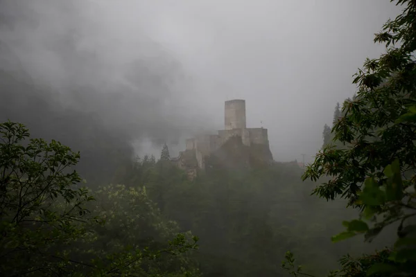 Zilkale城 曇りの山々の風景です トルコの黒海地域のリゼ州Camlihemsinに位置する城 — ストック写真