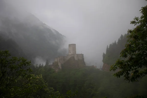 Τοπίο Του Κάστρου Zilkale Δάσος Και Συννεφιασμένα Βουνά Κάστρο Που — Φωτογραφία Αρχείου