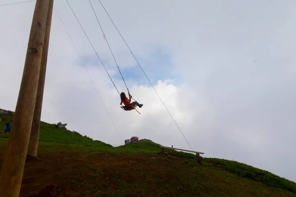 Chico Identificado Jugando Gran Swing Playa Con Hermoso Cielo Atardecer — Foto de Stock