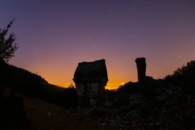 Kayakoy, Lebessos ve Lebessus olarak bilinen ve daha sonra Livissi olarak telaffuz edilen, Fethiye ilinin güneybatısında yer alan bir köydür. Yaklaşık 500 ev harabe olarak kaldı
