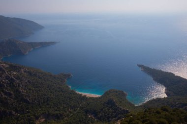 Türkiye 'nin batısındaki Oludeniz / Fethiye ilindeki Kelebek Vadisi (kelebekler vadisi). Bu vadiye sadece kayıkla ya da kaya tırmanışıyla ulaşabilirsiniz.