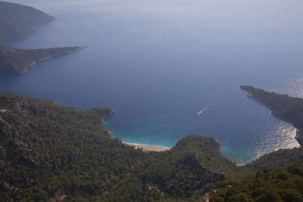 Türkiye 'nin batısındaki Oludeniz / Fethiye ilindeki Kelebek Vadisi (kelebekler vadisi). Bu vadiye sadece kayıkla ya da kaya tırmanışıyla ulaşabilirsiniz.