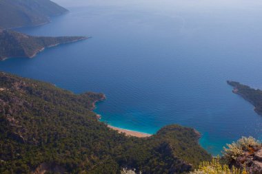 Türkiye 'nin batısındaki Oludeniz / Fethiye ilindeki Kelebek Vadisi (kelebekler vadisi). Bu vadiye sadece kayıkla ya da kaya tırmanışıyla ulaşabilirsiniz.