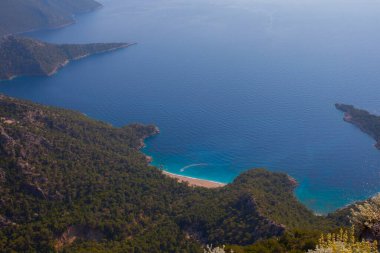 Türkiye 'nin batısındaki Oludeniz / Fethiye ilindeki Kelebek Vadisi (kelebekler vadisi). Bu vadiye sadece kayıkla ya da kaya tırmanışıyla ulaşabilirsiniz.