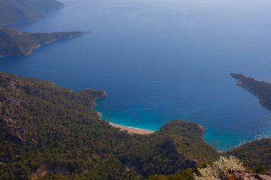 Türkiye 'nin batısındaki Oludeniz / Fethiye ilindeki Kelebek Vadisi (kelebekler vadisi). Bu vadiye sadece kayıkla ya da kaya tırmanışıyla ulaşabilirsiniz.