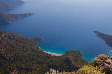 Türkiye 'nin batısındaki Oludeniz / Fethiye ilindeki Kelebek Vadisi (kelebekler vadisi). Bu vadiye sadece kayıkla ya da kaya tırmanışıyla ulaşabilirsiniz.