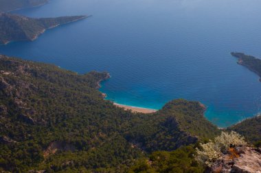 Türkiye 'nin batısındaki Oludeniz / Fethiye ilindeki Kelebek Vadisi (kelebekler vadisi). Bu vadiye sadece kayıkla ya da kaya tırmanışıyla ulaşabilirsiniz.