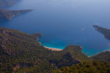 Türkiye 'nin batısındaki Oludeniz / Fethiye ilindeki Kelebek Vadisi (kelebekler vadisi). Bu vadiye sadece kayıkla ya da kaya tırmanışıyla ulaşabilirsiniz.