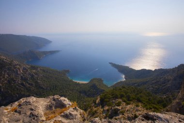 Türkiye 'nin batısındaki Oludeniz / Fethiye ilindeki Kelebek Vadisi (kelebekler vadisi). Bu vadiye sadece kayıkla ya da kaya tırmanışıyla ulaşabilirsiniz.
