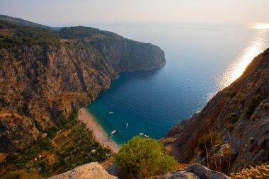 Türkiye 'nin batısındaki Oludeniz / Fethiye ilindeki Kelebek Vadisi (kelebekler vadisi). Bu vadiye sadece kayıkla ya da kaya tırmanışıyla ulaşabilirsiniz.