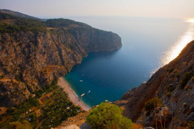 Türkiye 'nin batısındaki Oludeniz / Fethiye ilindeki Kelebek Vadisi (kelebekler vadisi). Bu vadiye sadece kayıkla ya da kaya tırmanışıyla ulaşabilirsiniz.