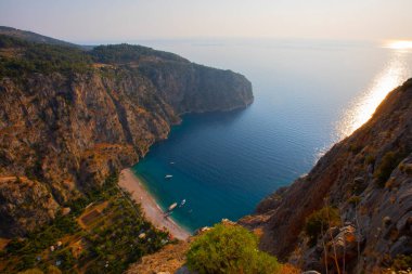 Türkiye 'nin batısındaki Oludeniz / Fethiye ilindeki Kelebek Vadisi (kelebekler vadisi). Bu vadiye sadece kayıkla ya da kaya tırmanışıyla ulaşabilirsiniz.