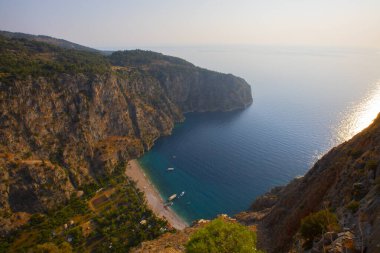 Türkiye 'nin batısındaki Oludeniz / Fethiye ilindeki Kelebek Vadisi (kelebekler vadisi). Bu vadiye sadece kayıkla ya da kaya tırmanışıyla ulaşabilirsiniz.