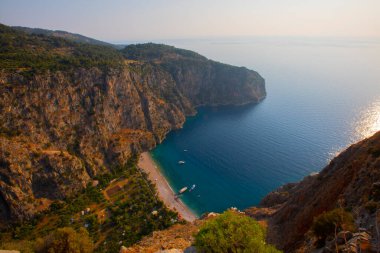 Türkiye 'nin batısındaki Oludeniz / Fethiye ilindeki Kelebek Vadisi (kelebekler vadisi). Bu vadiye sadece kayıkla ya da kaya tırmanışıyla ulaşabilirsiniz.