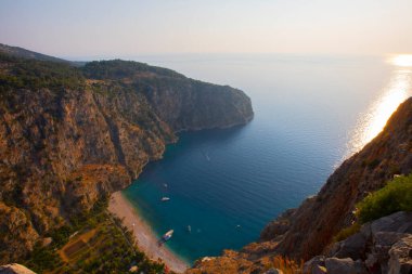 Türkiye 'nin batısındaki Oludeniz / Fethiye ilindeki Kelebek Vadisi (kelebekler vadisi). Bu vadiye sadece kayıkla ya da kaya tırmanışıyla ulaşabilirsiniz.