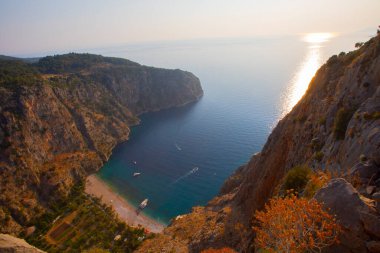 Türkiye 'nin batısındaki Oludeniz / Fethiye ilindeki Kelebek Vadisi (kelebekler vadisi). Bu vadiye sadece kayıkla ya da kaya tırmanışıyla ulaşabilirsiniz.