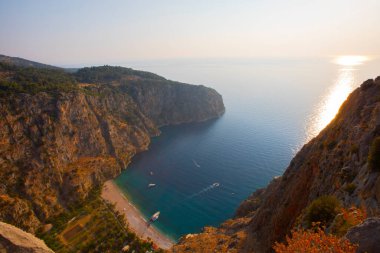 Türkiye 'nin batısındaki Oludeniz / Fethiye ilindeki Kelebek Vadisi (kelebekler vadisi). Bu vadiye sadece kayıkla ya da kaya tırmanışıyla ulaşabilirsiniz.