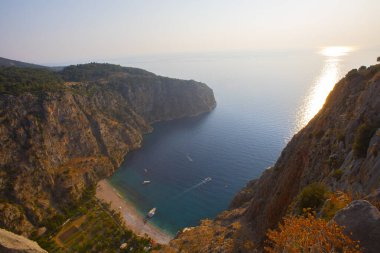 Türkiye 'nin batısındaki Oludeniz / Fethiye ilindeki Kelebek Vadisi (kelebekler vadisi). Bu vadiye sadece kayıkla ya da kaya tırmanışıyla ulaşabilirsiniz.
