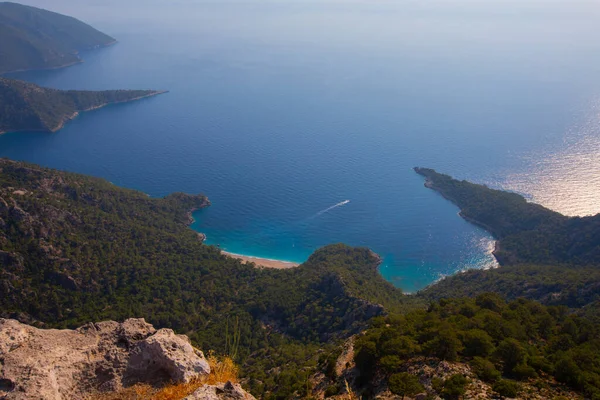 Türkiye 'nin batısındaki Oludeniz / Fethiye ilindeki Kelebek Vadisi (kelebekler vadisi). Bu vadiye sadece kayıkla ya da kaya tırmanışıyla ulaşabilirsiniz.