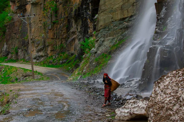 里兹市Ayder村从Kackar山上掉下来的Gelin Tulu瀑布 — 图库照片